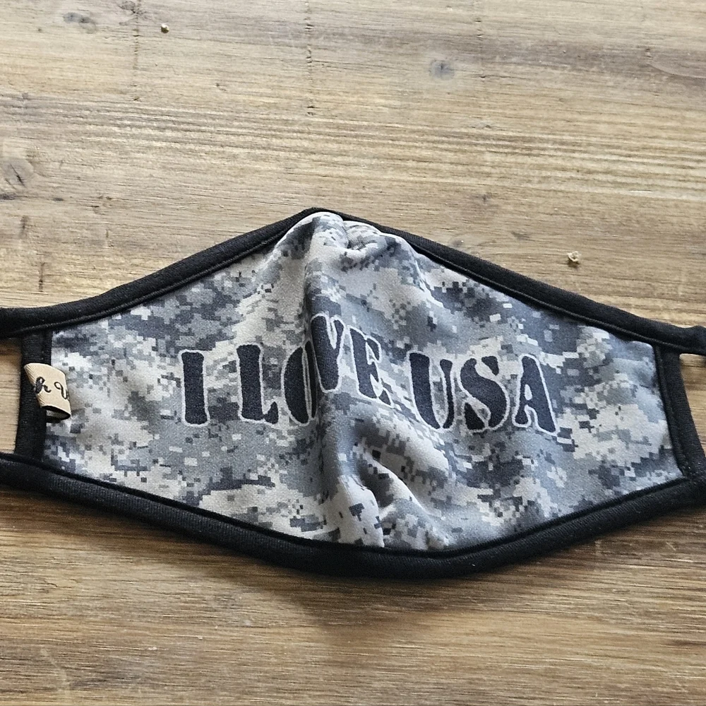 DIVAS LiMiTED Camouflage 'I Love USA' Face Mask